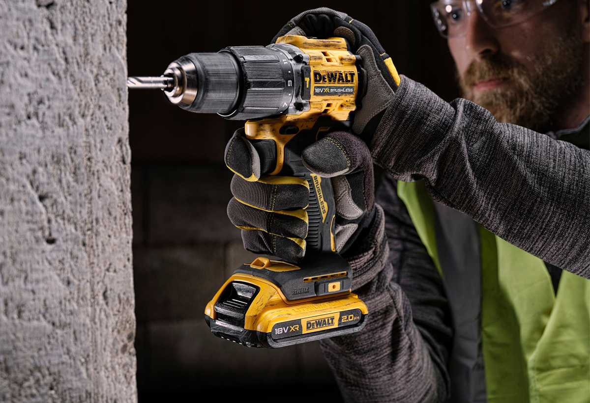 Ο χρήστης τρυπά έναν τοίχο.